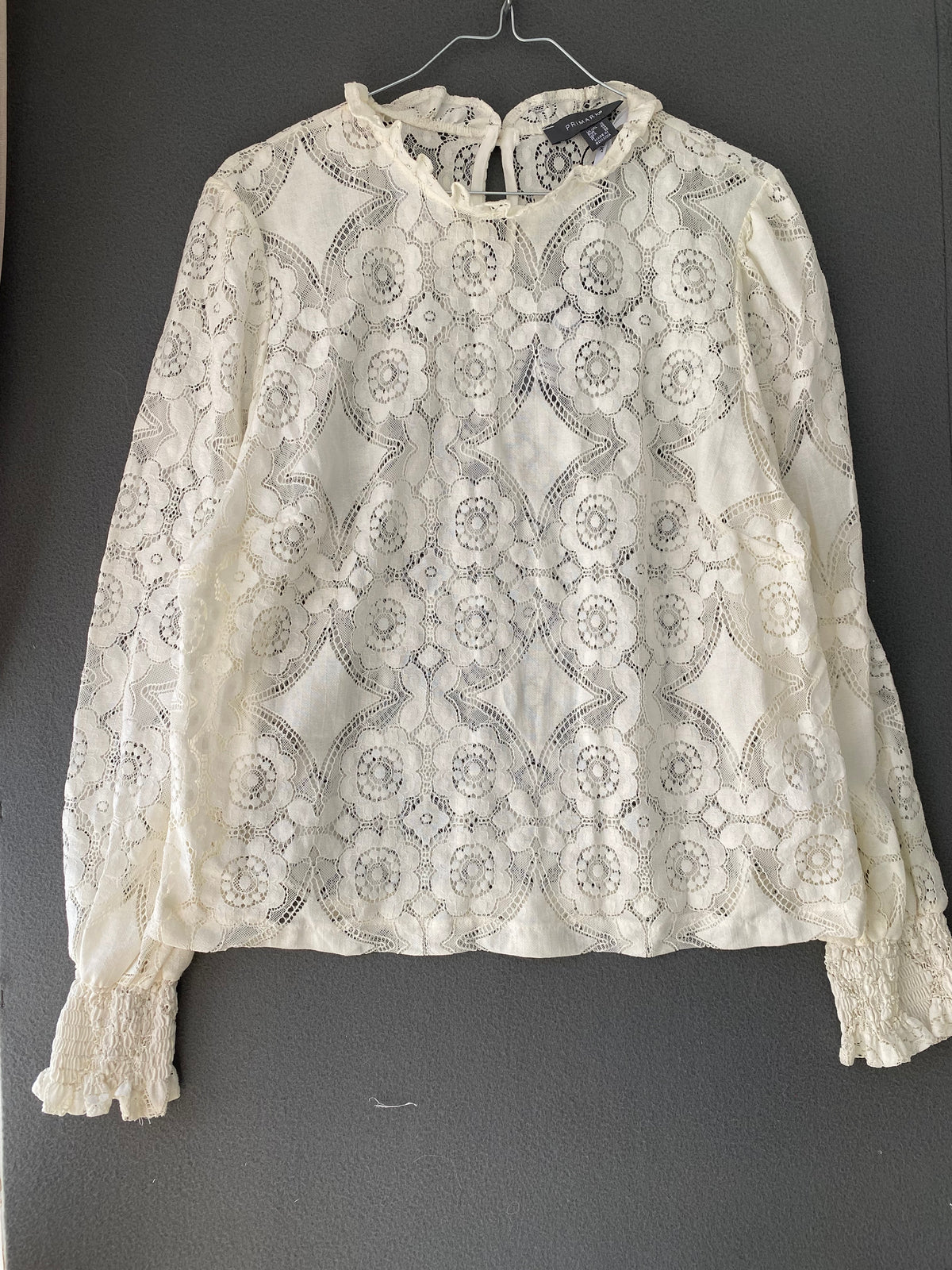 Blouse en dentelle écrue à col volanté