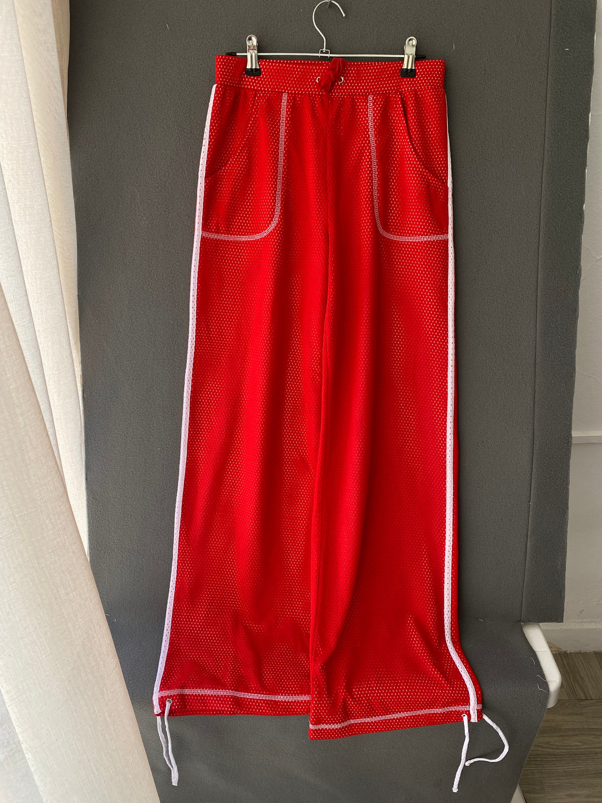 Pantalon large en mesh rouge à bandes blanches