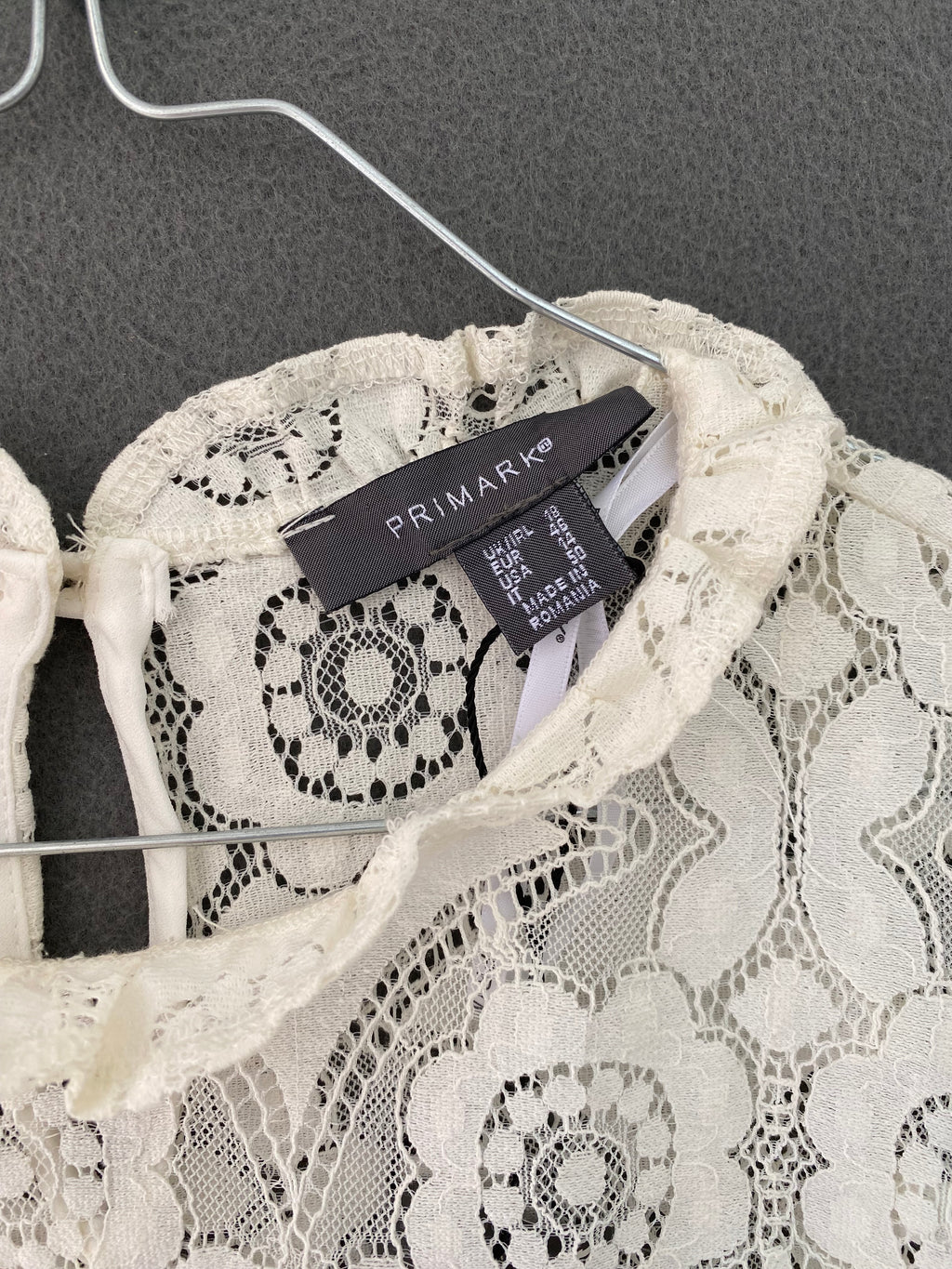 Blouse en dentelle écrue à col volanté