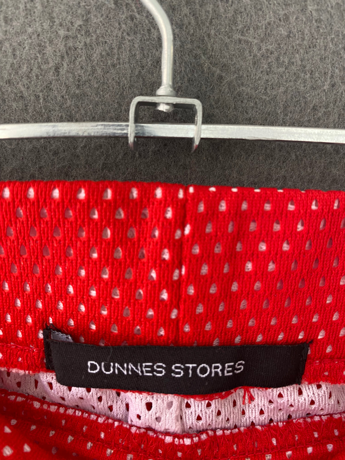 Pantalon large en mesh rouge à bandes blanches
