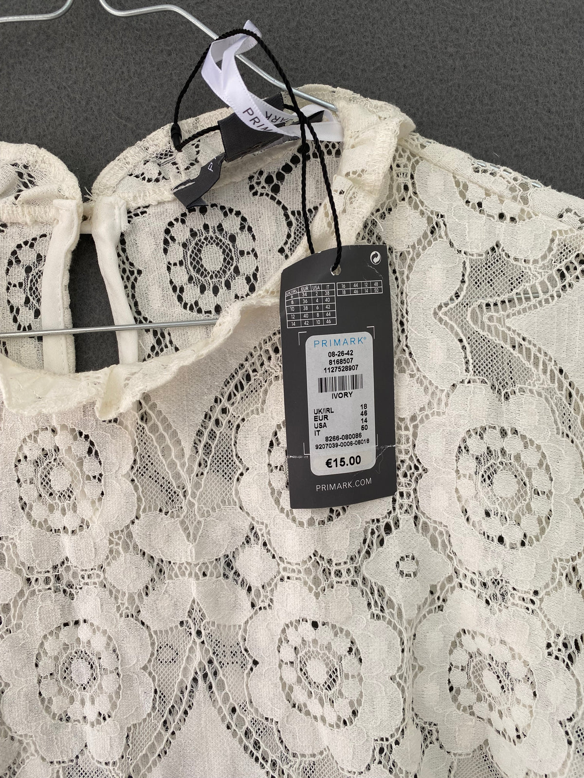 Blouse en dentelle écrue à col volanté