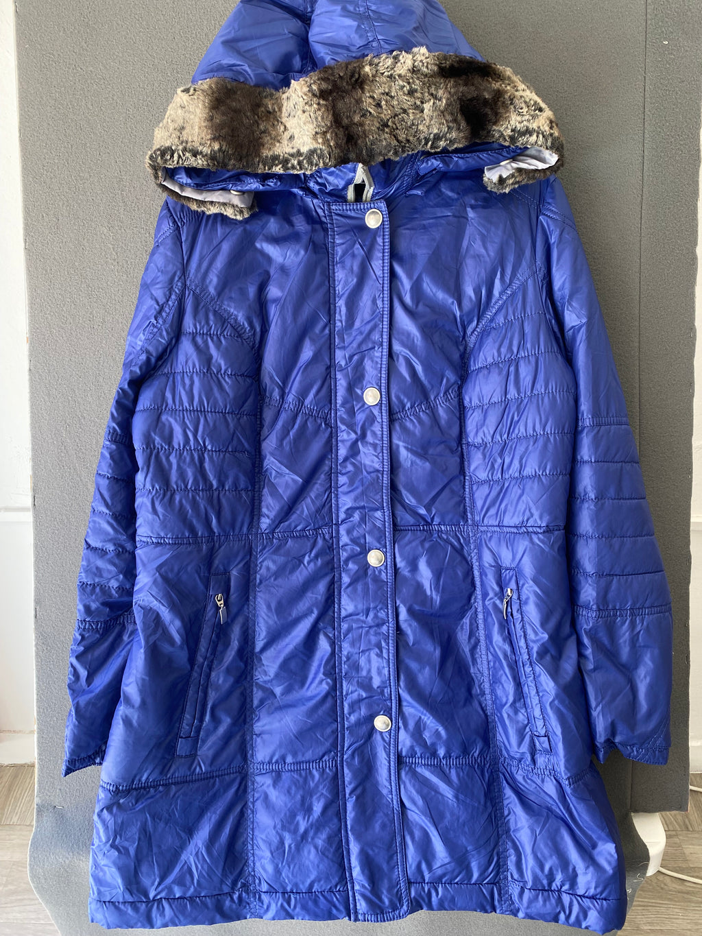 Parka matelassée bleu roi à capuche fourrée