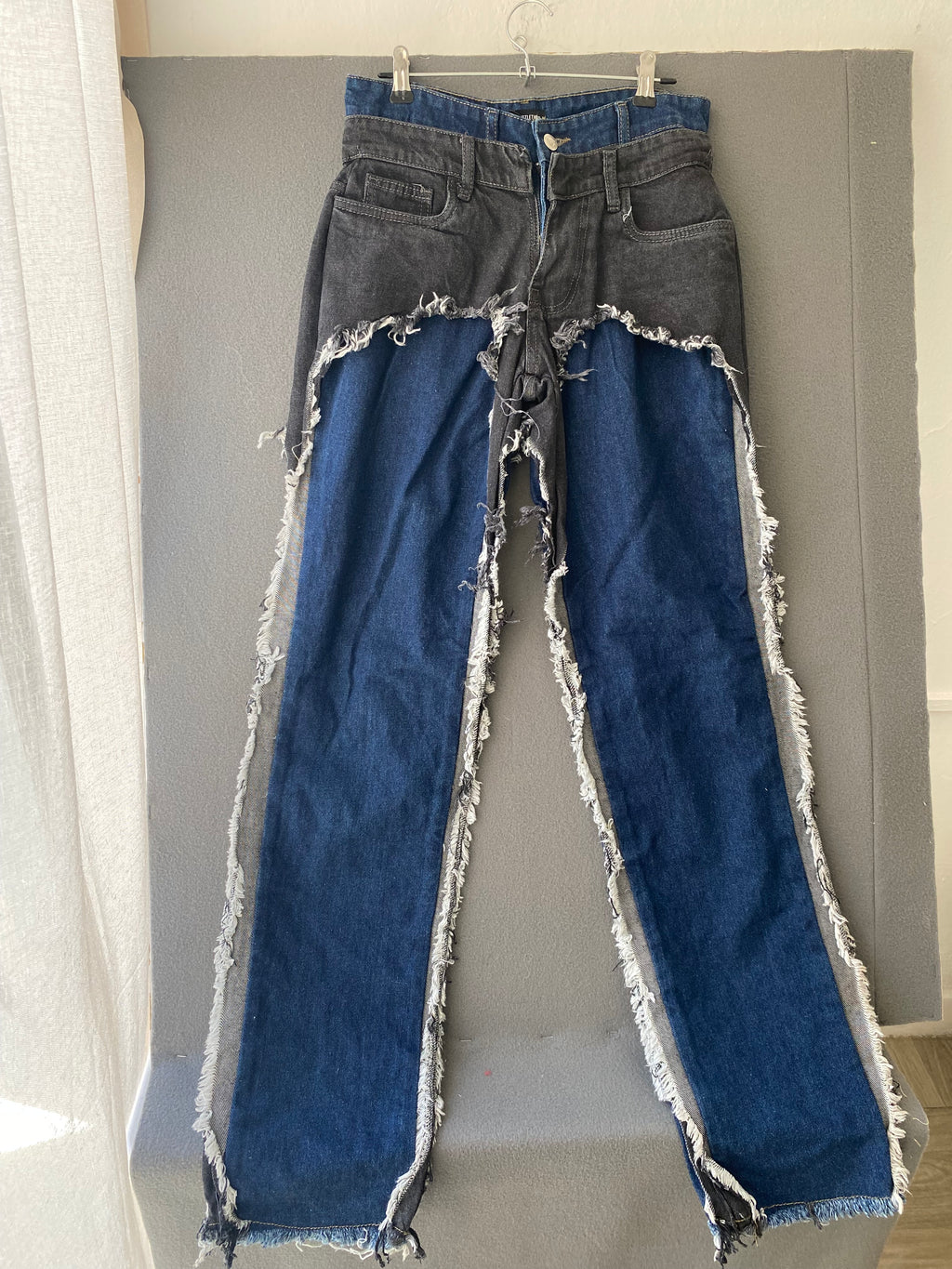 Jean patchwork noir et bleu à franges