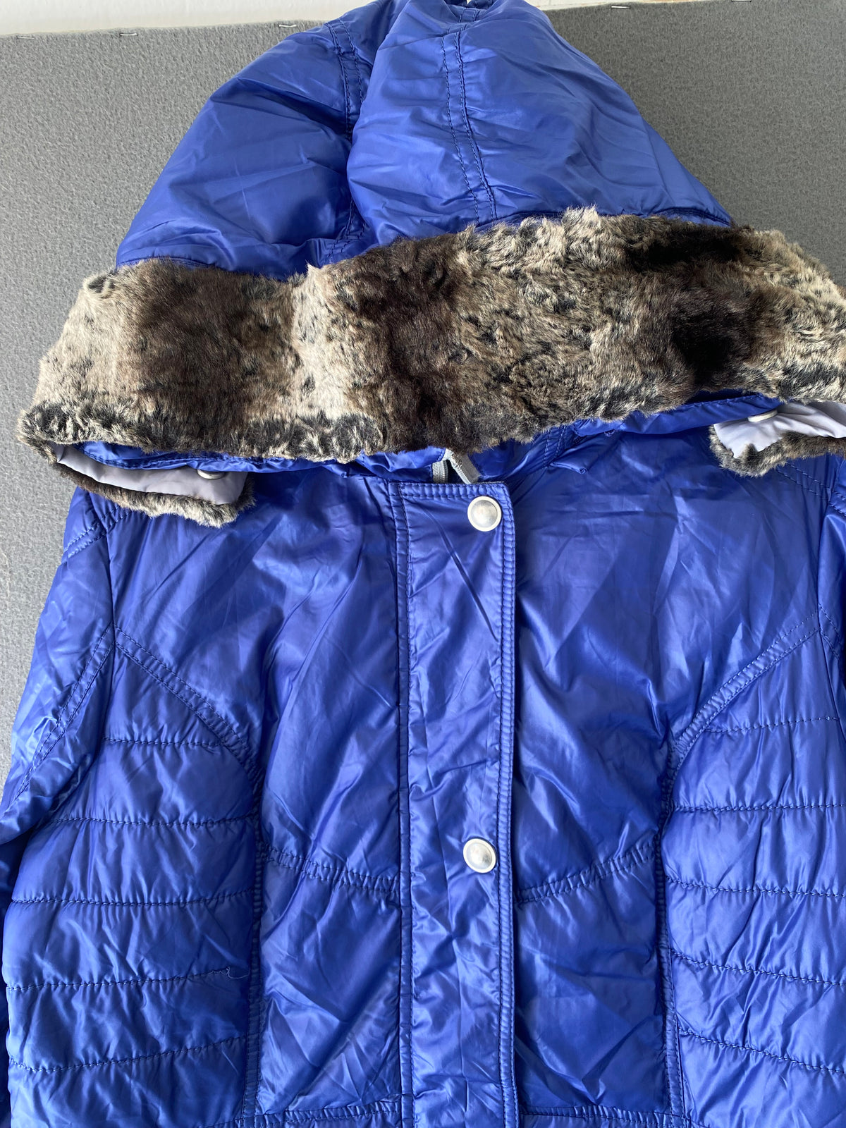 Parka matelassée bleu roi à capuche fourrée