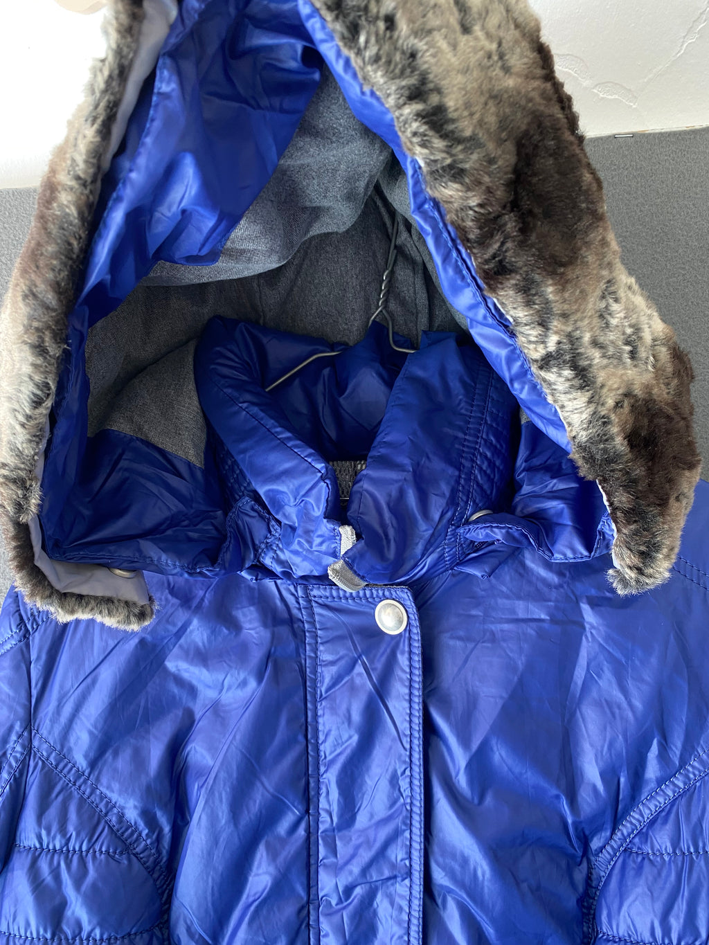 Parka matelassée bleu roi à capuche fourrée