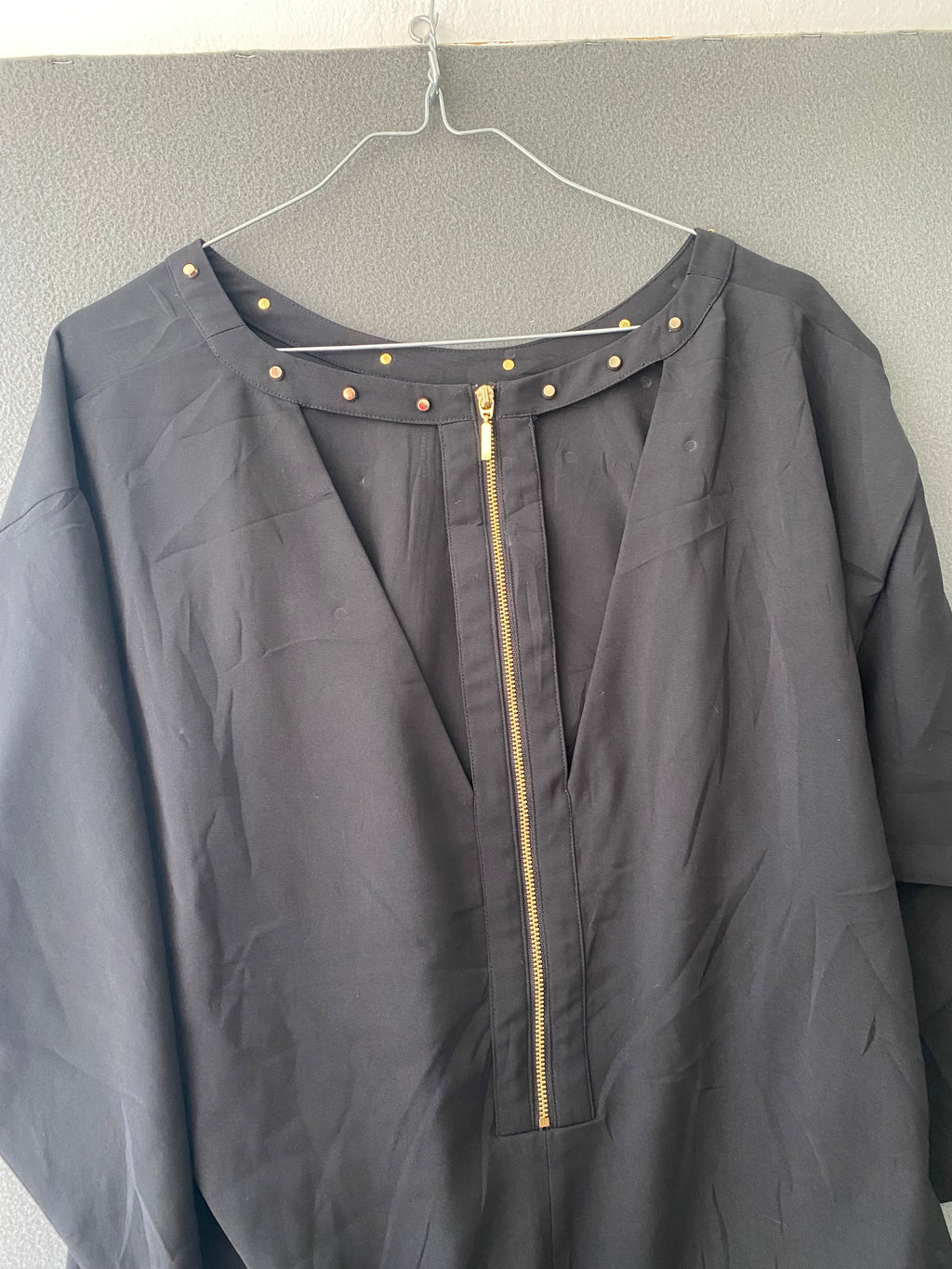 Robe noire ample à clous dorés