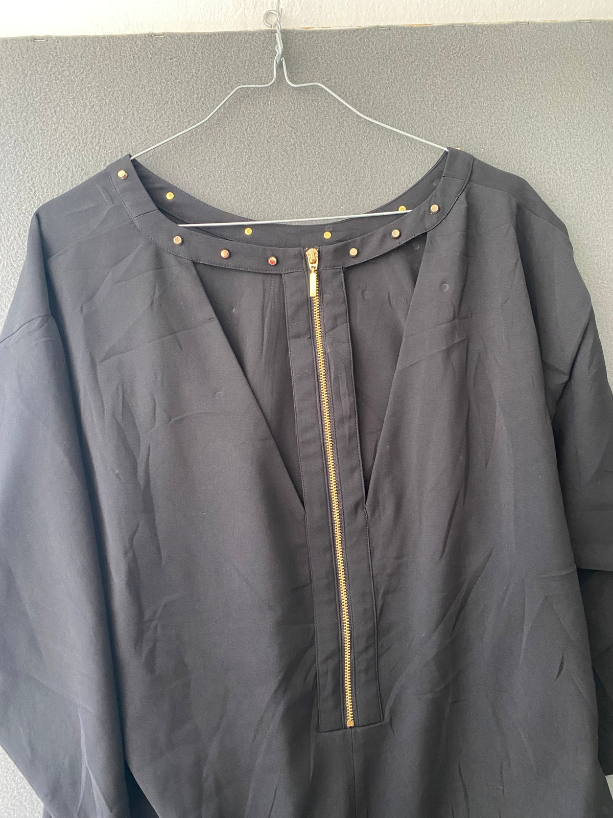 Robe noire ample à clous dorés
