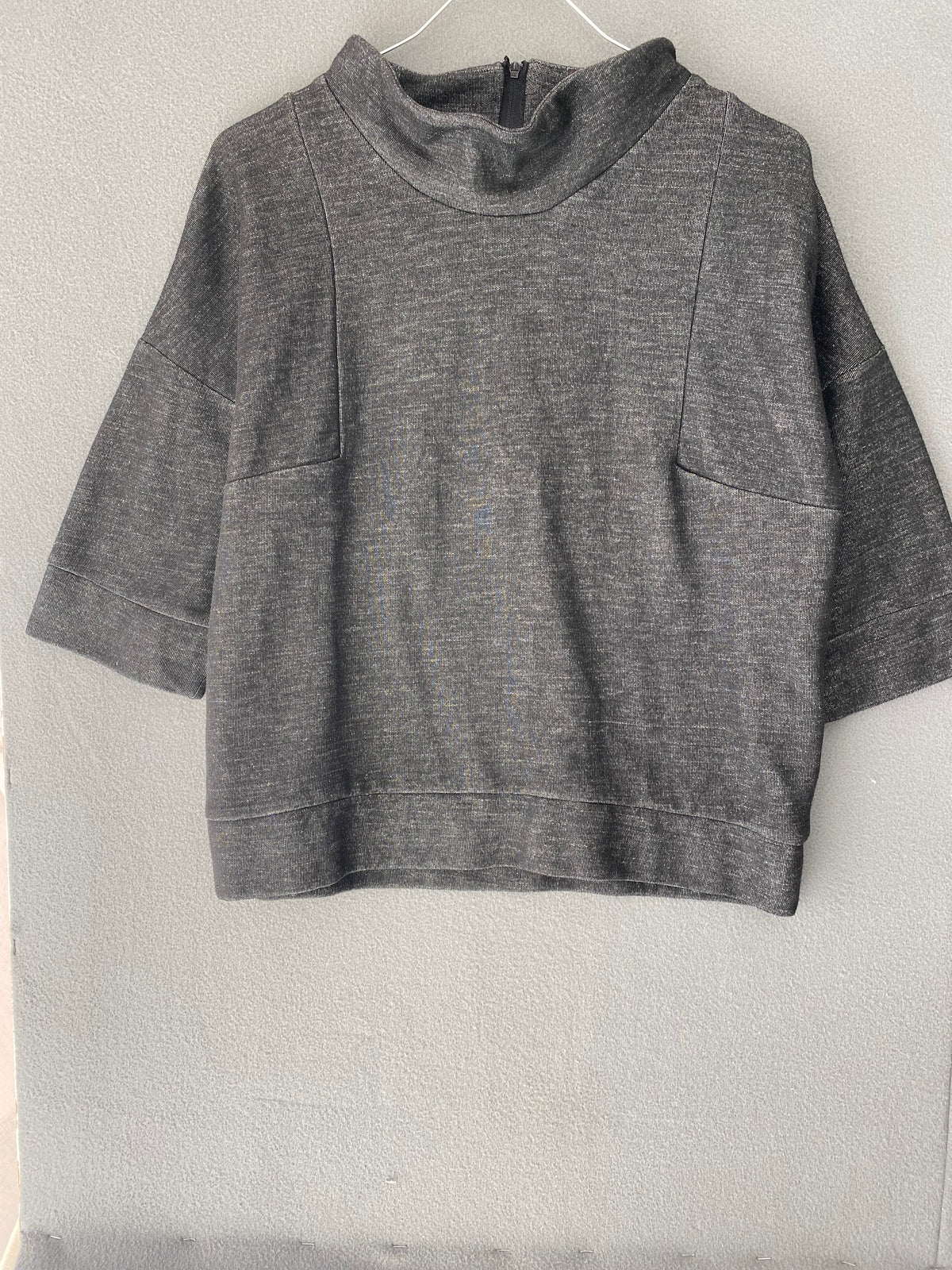 Top gris chiné col montant oversize