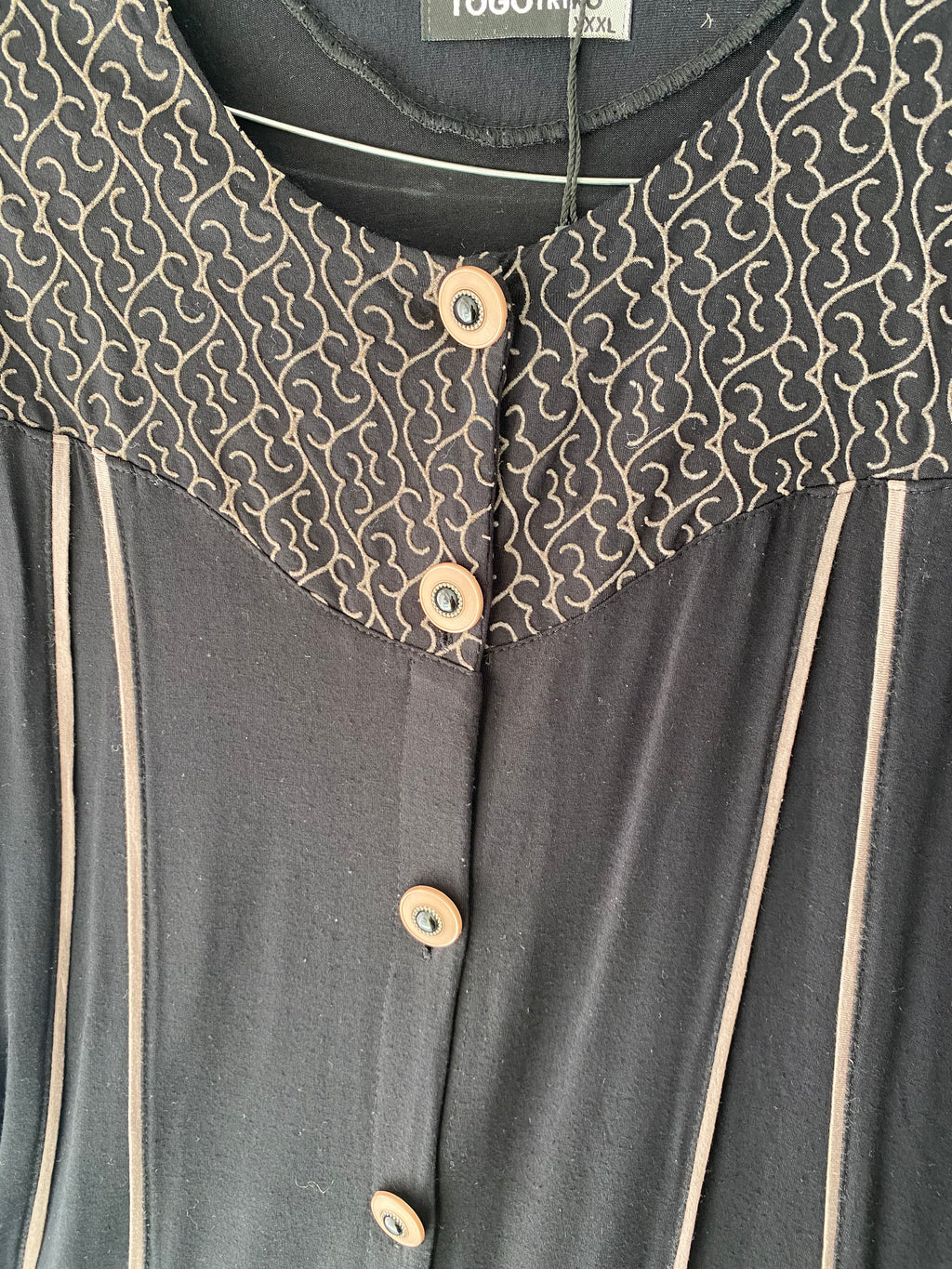 Tunique longue noire boutonnée broderies beige Togo Triko