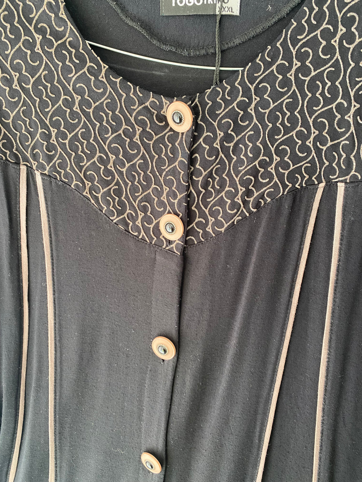 Tunique longue noire boutonnée broderies beige Togo Triko