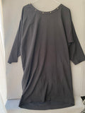 Robe noire ample à clous dorés