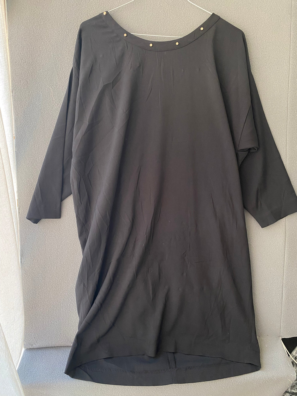 Robe noire ample à clous dorés