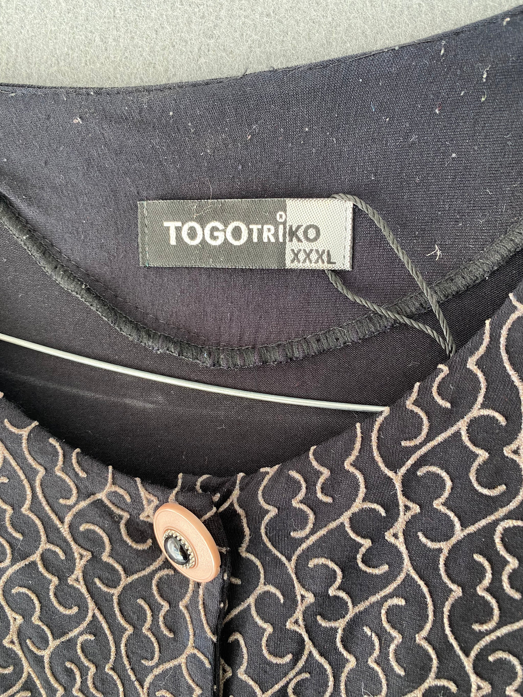 Tunique longue noire boutonnée broderies beige Togo Triko