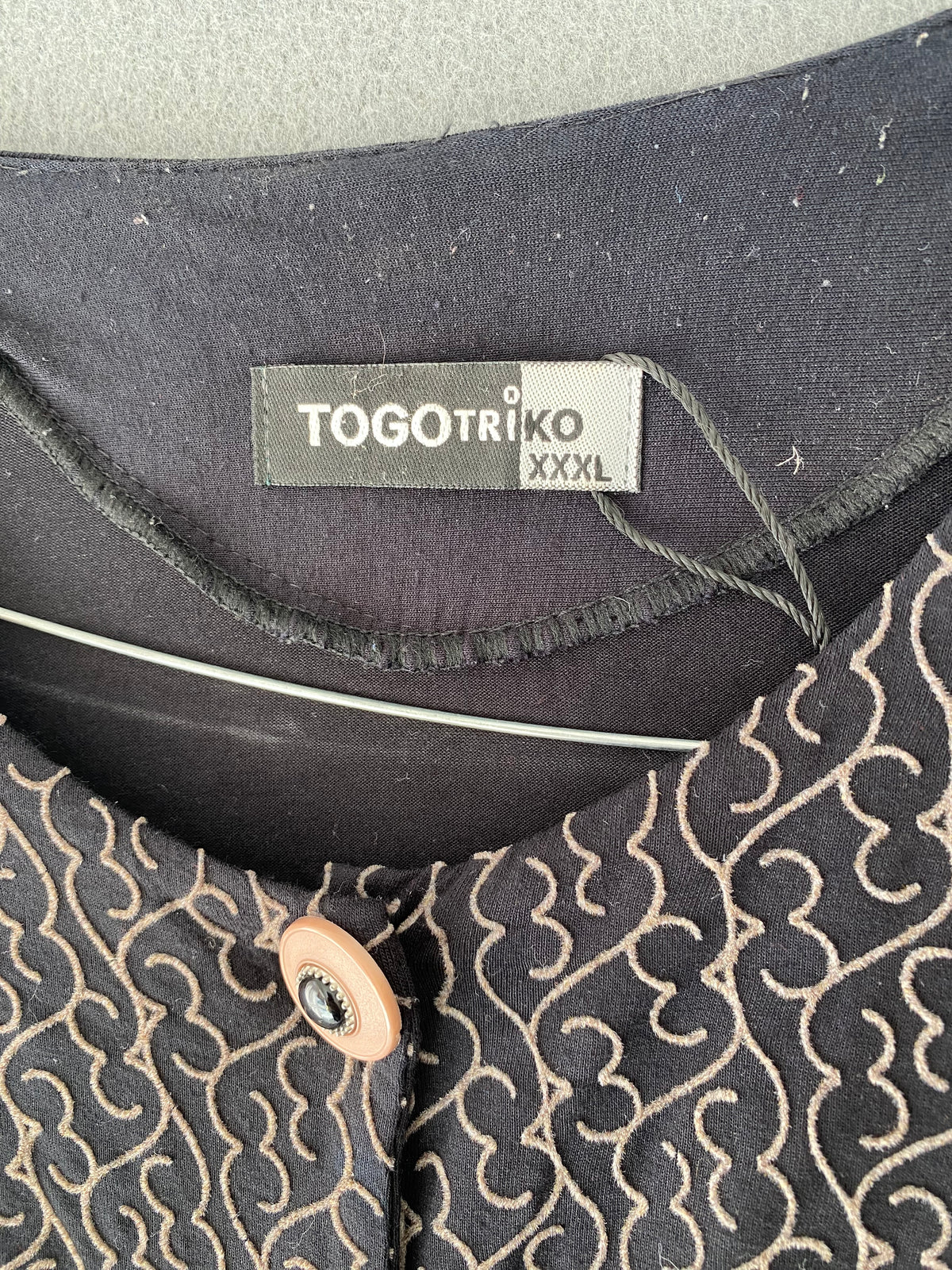 Tunique longue noire boutonnée broderies beige Togo Triko