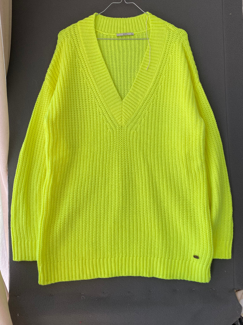 Pull long col V jaune fluo