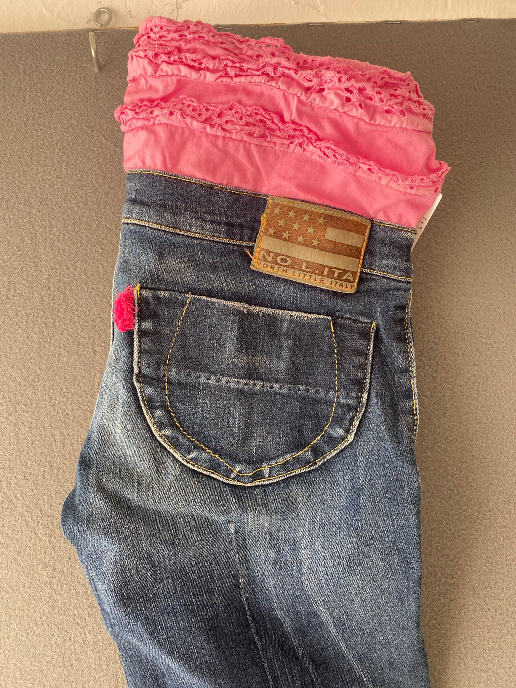 Jean capri brut à ceinture volantée rose