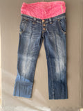 Jean capri brut à ceinture volantée rose