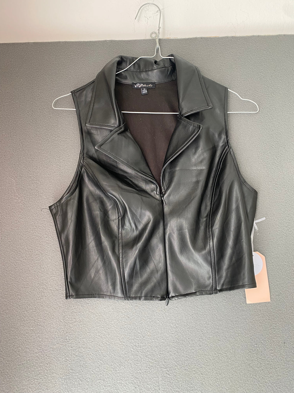 Gilet court en simili cuir noir zippé