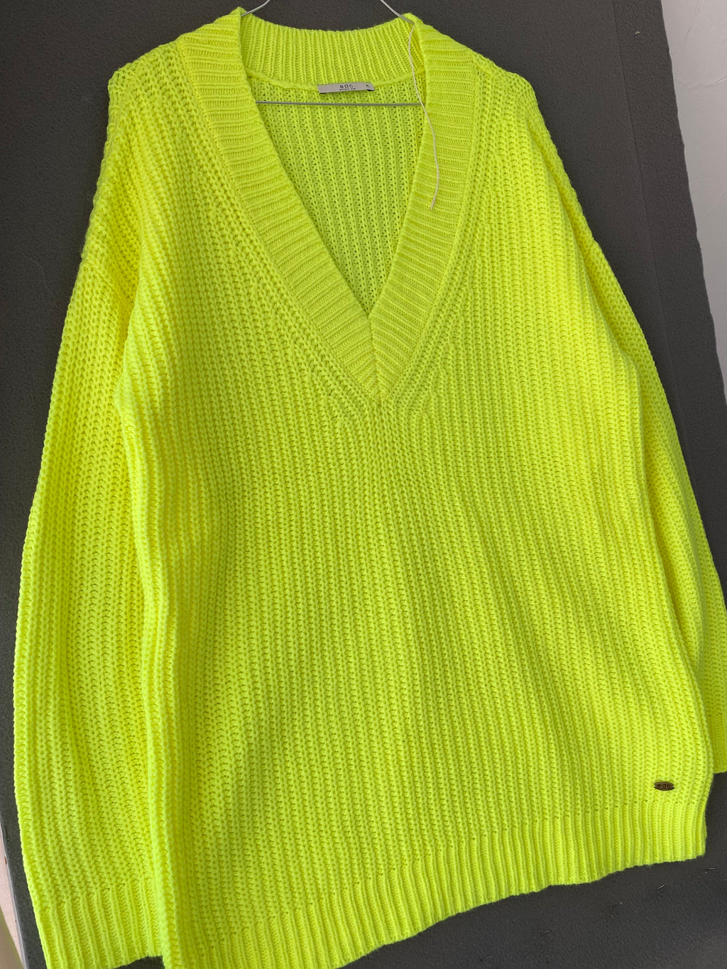 Pull long col V jaune fluo