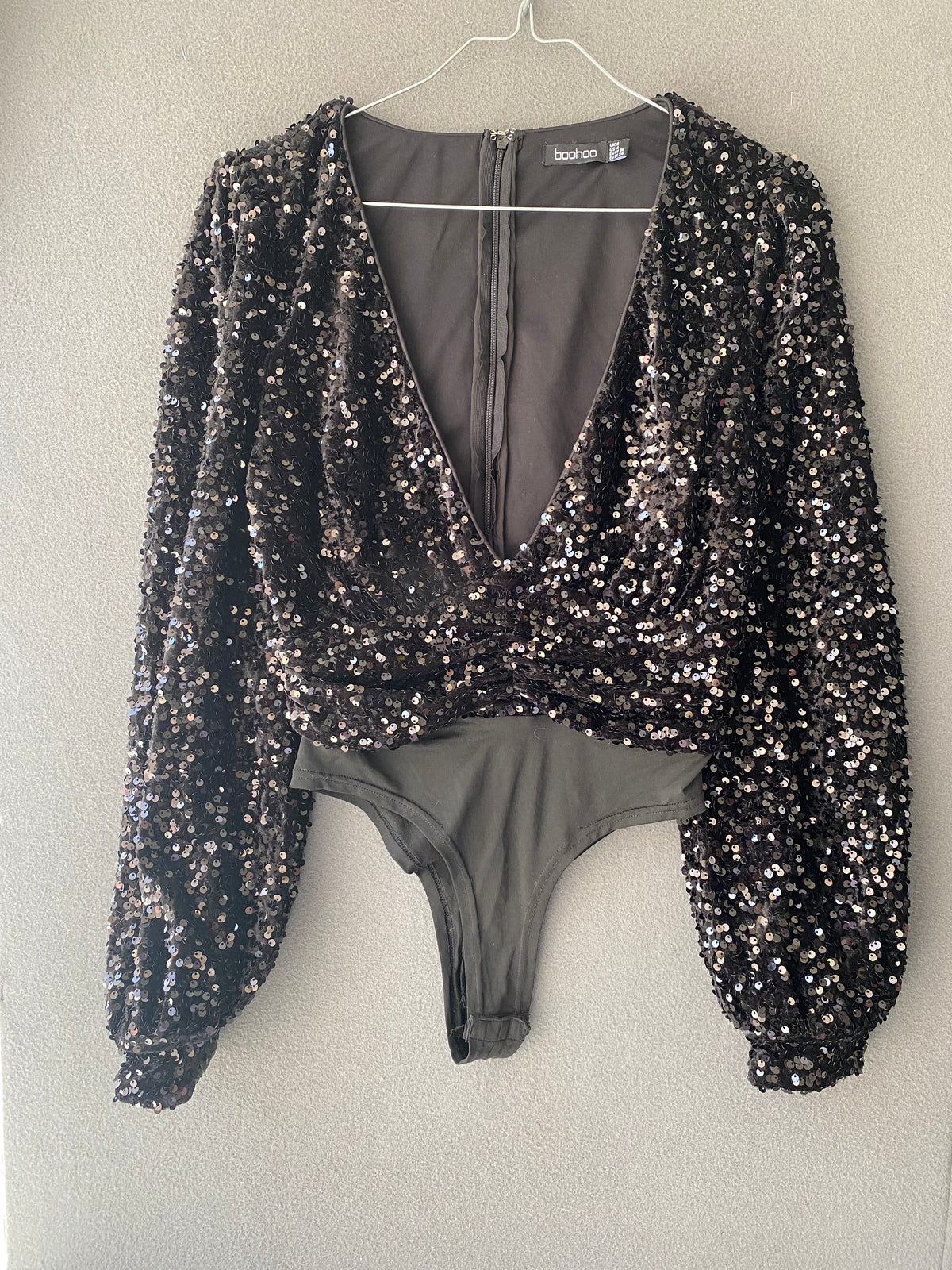 Body à sequins noir col V et manches bouffantes