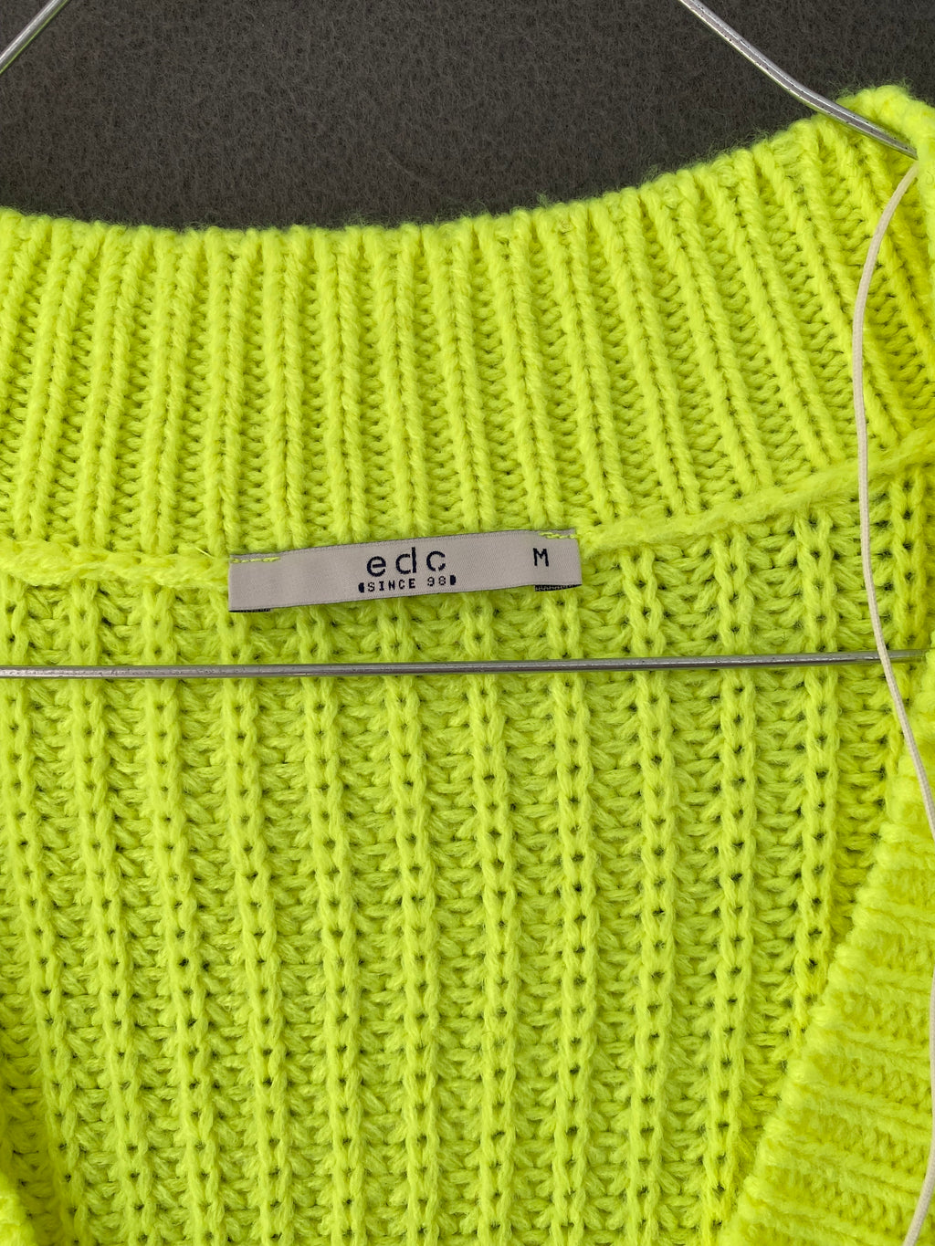 Pull long col V jaune fluo