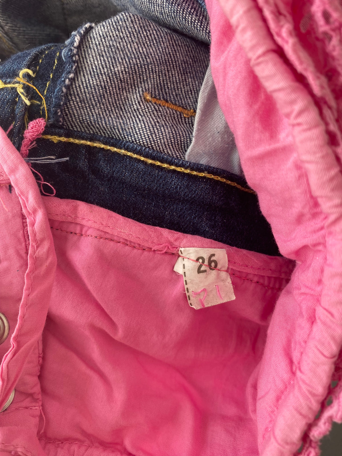 Jean capri brut à ceinture volantée rose