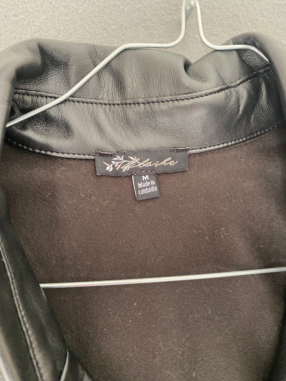 Gilet court en simili cuir noir zippé