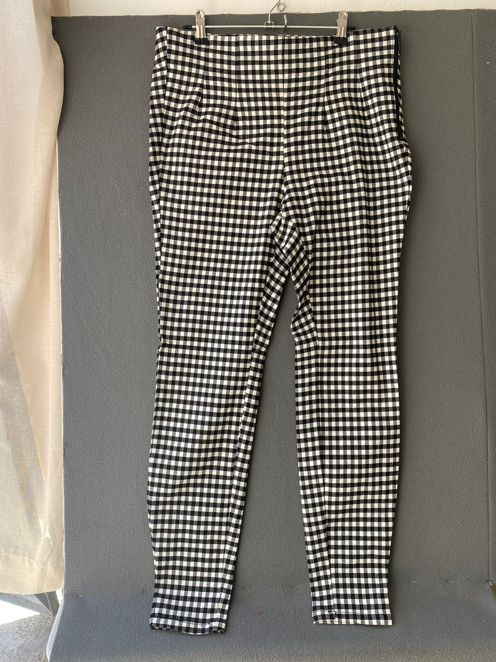 Pantalon vichy noir et blanc zippé sur le côté