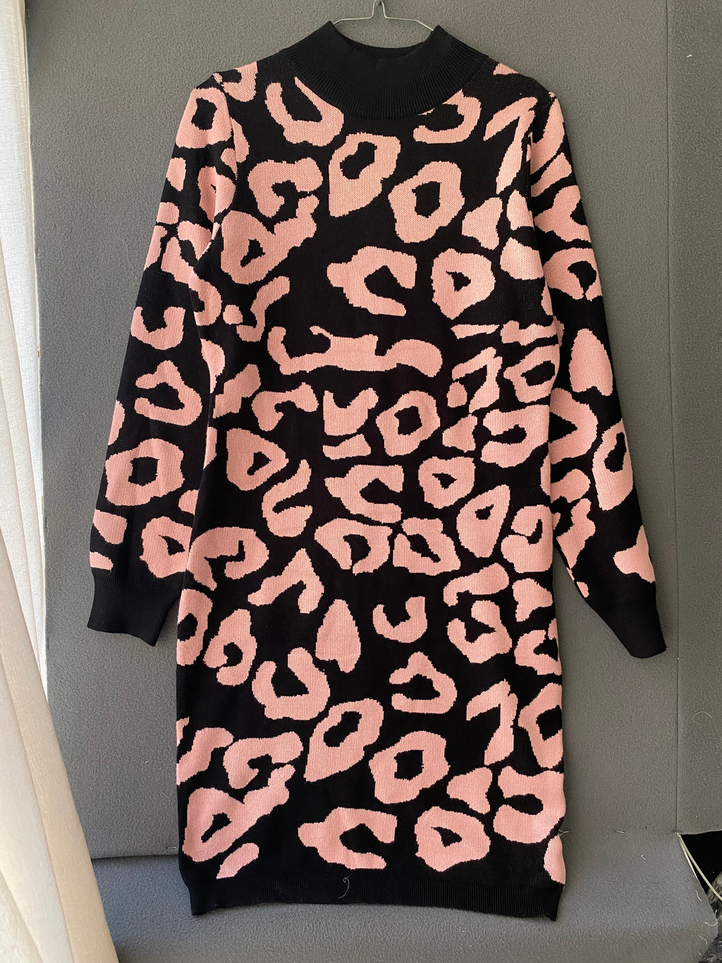 Robe pull léopard rose et noir à col montant