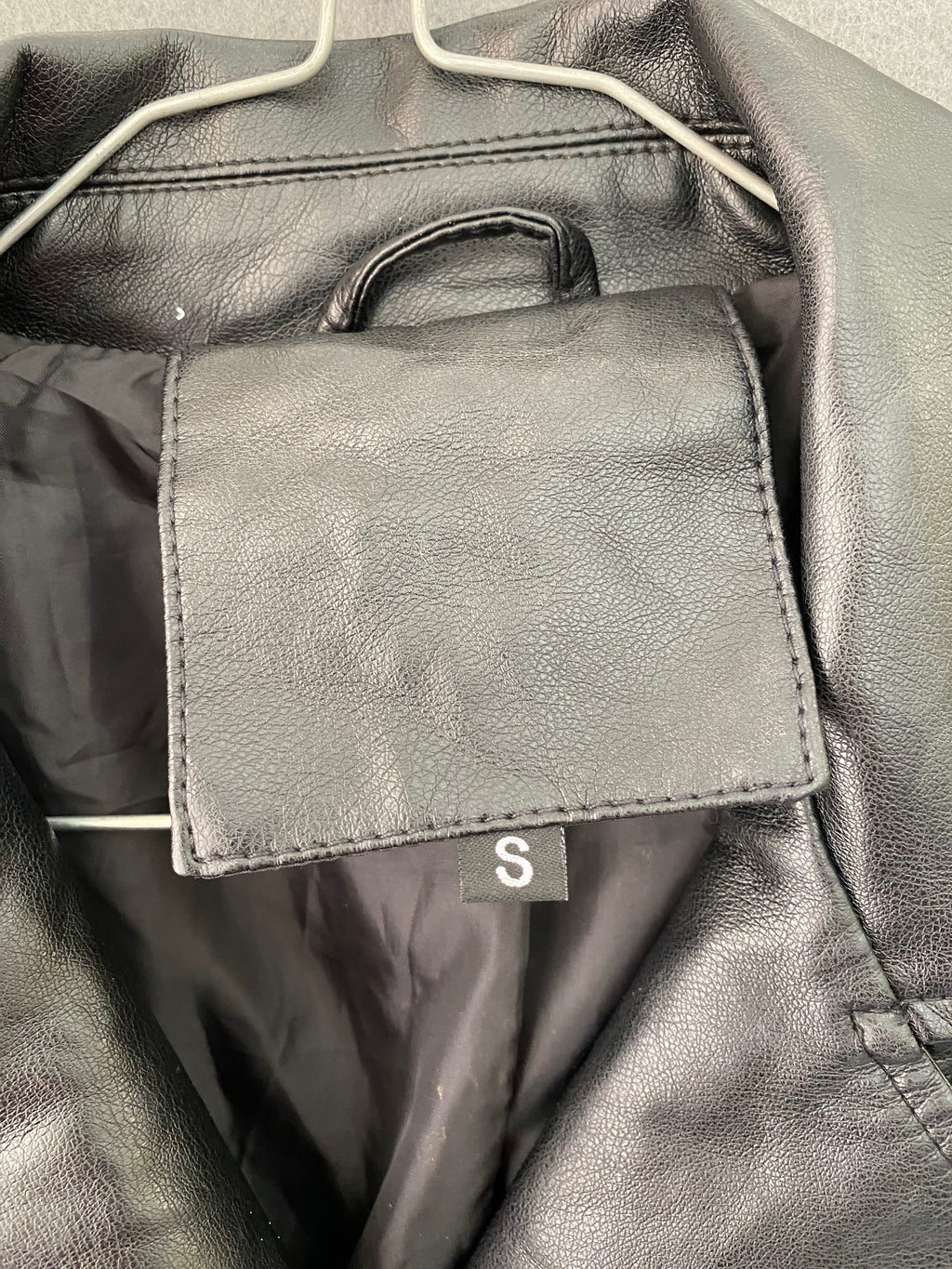 Perfecto court en simili cuir noir ceinturé