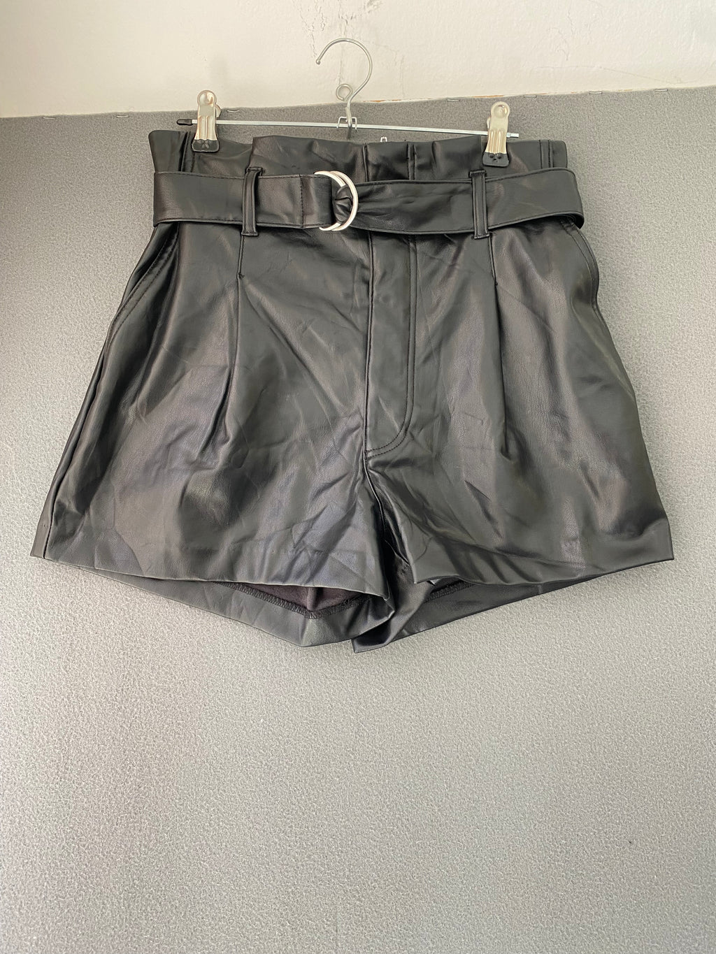 Short en simili cuir noir taille paperbag à double boucle