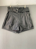 Short en simili cuir noir taille paperbag à double boucle