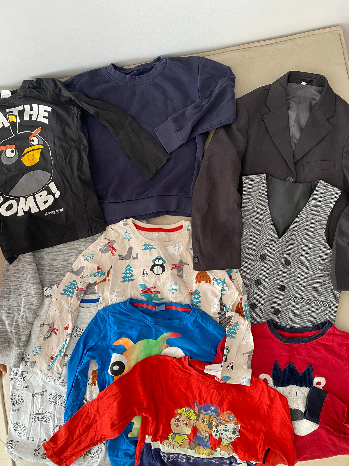 Lot 10 vêtements garçon 6-7 ans