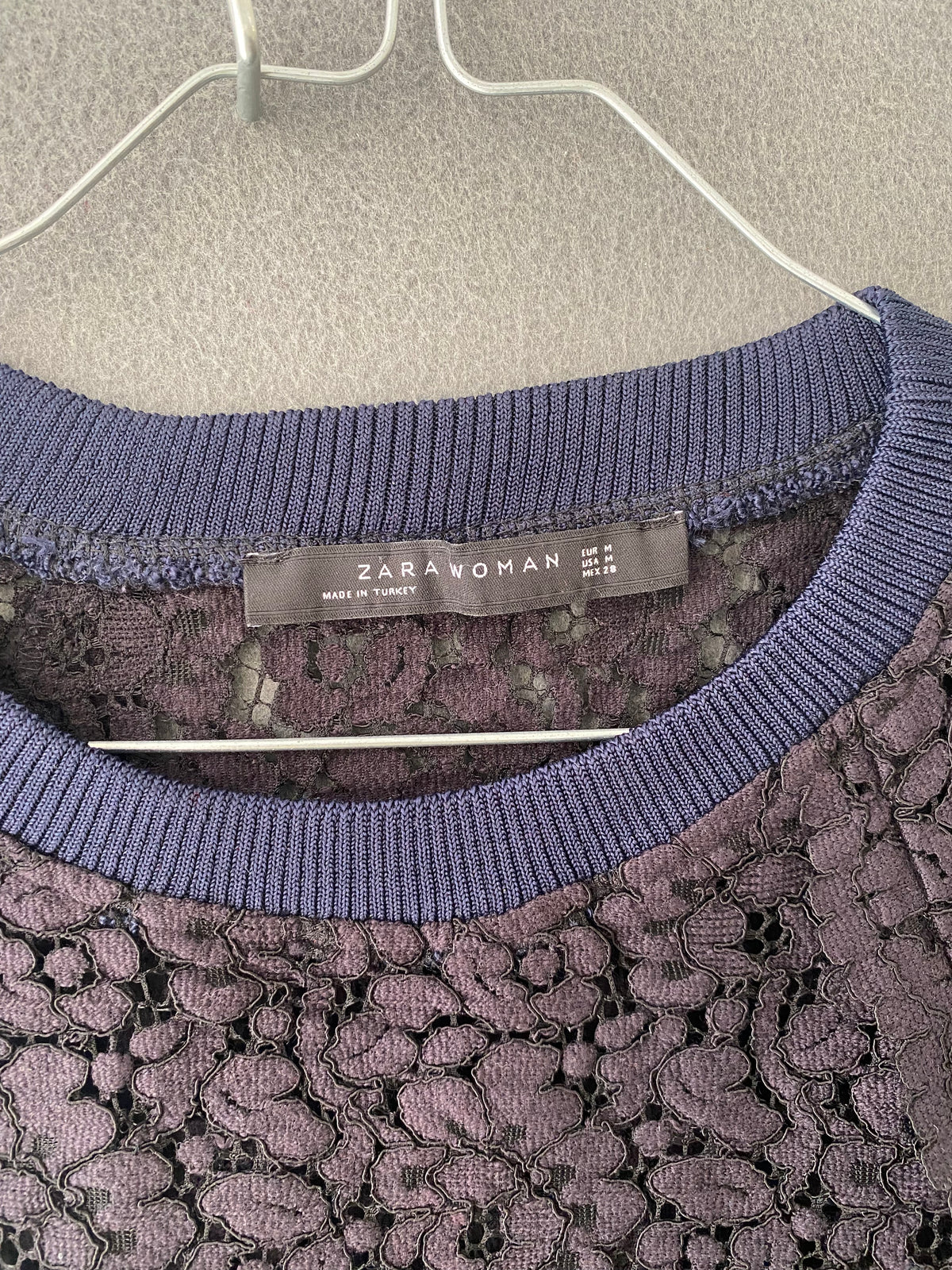 Sweat en dentelle marine à bords rayés