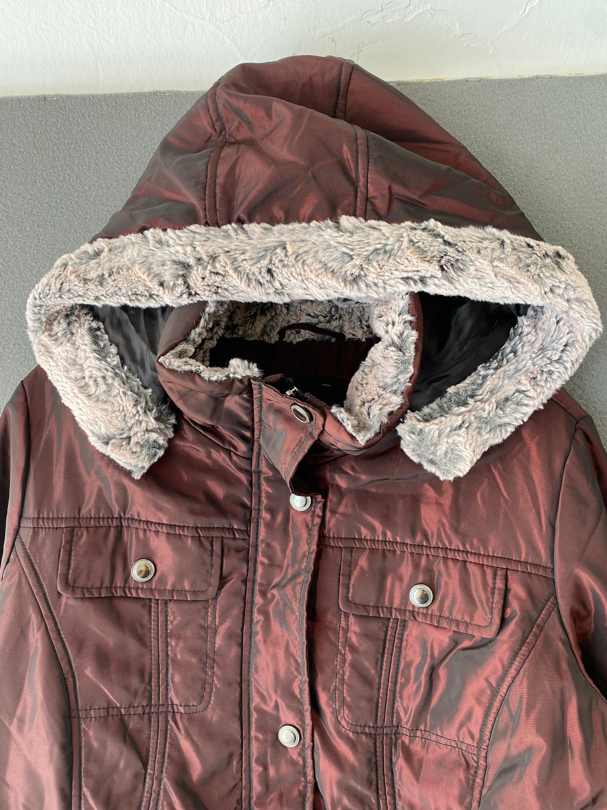Manteau parka bordeaux irisé à capuche fourrée