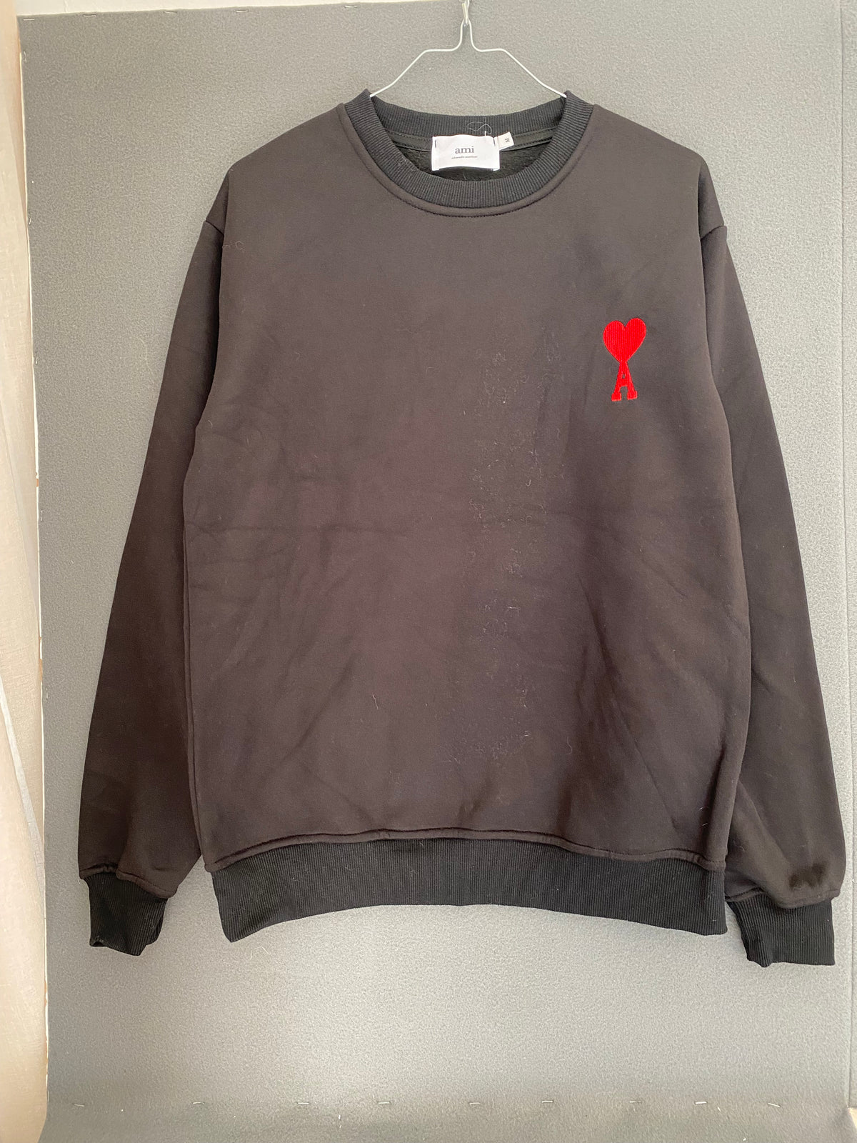Sweat noir col rond à cœur brodé rouge