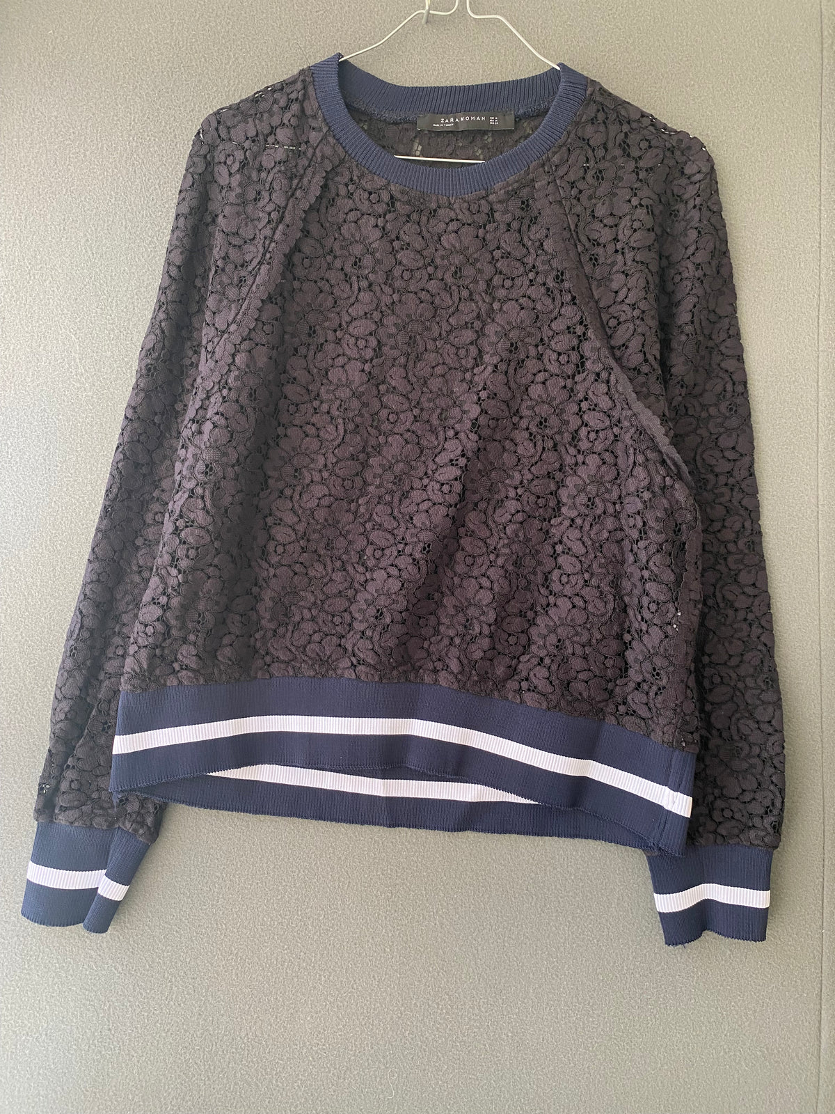 Sweat en dentelle marine à bords rayés