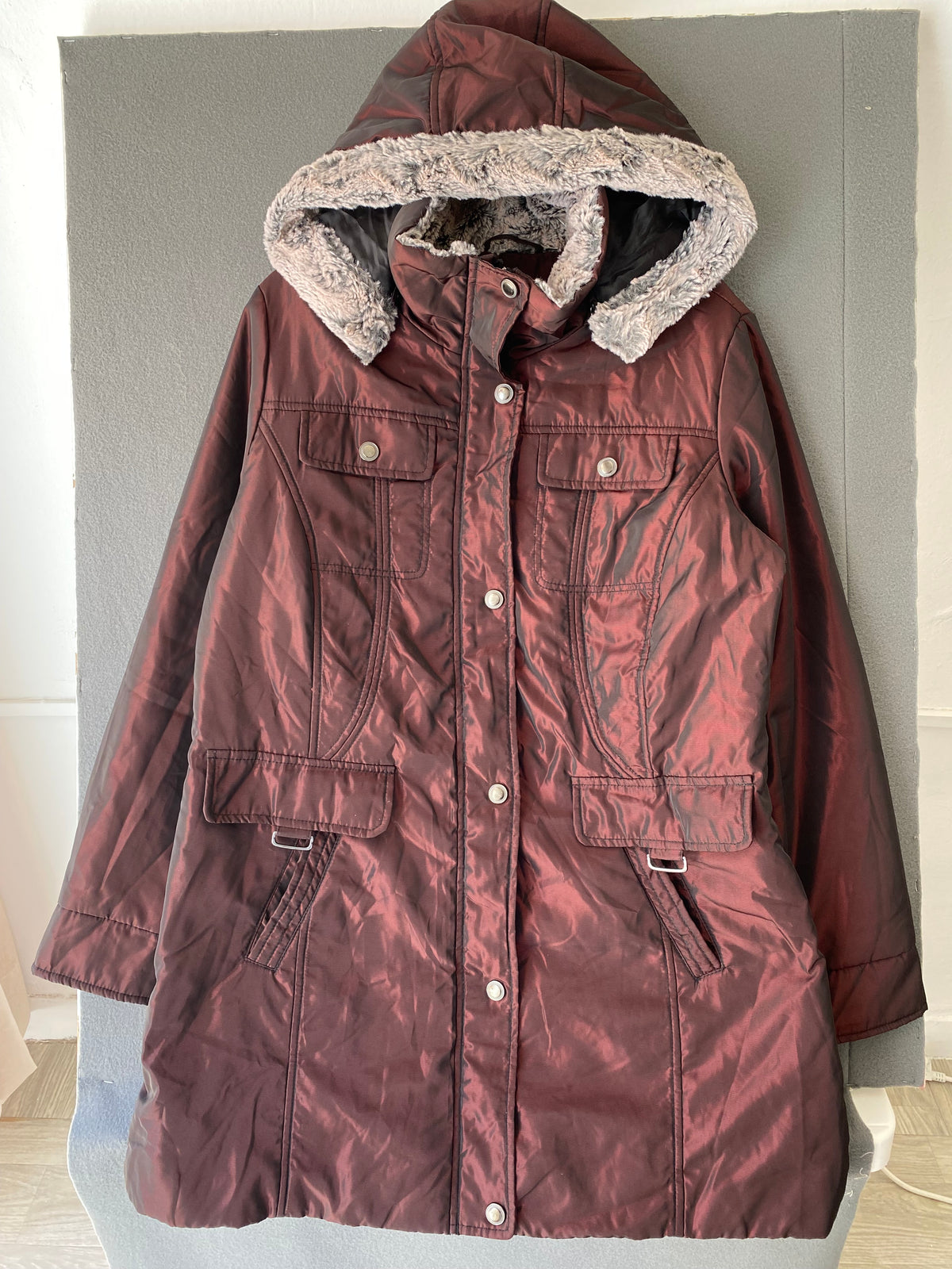Manteau parka bordeaux irisé à capuche fourrée