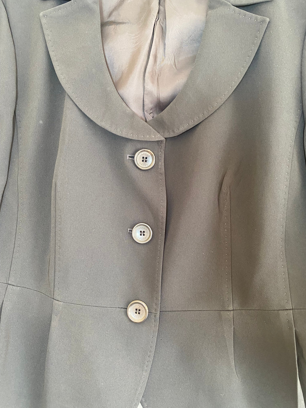 Veste noire Jaeger – col arrondi, basque