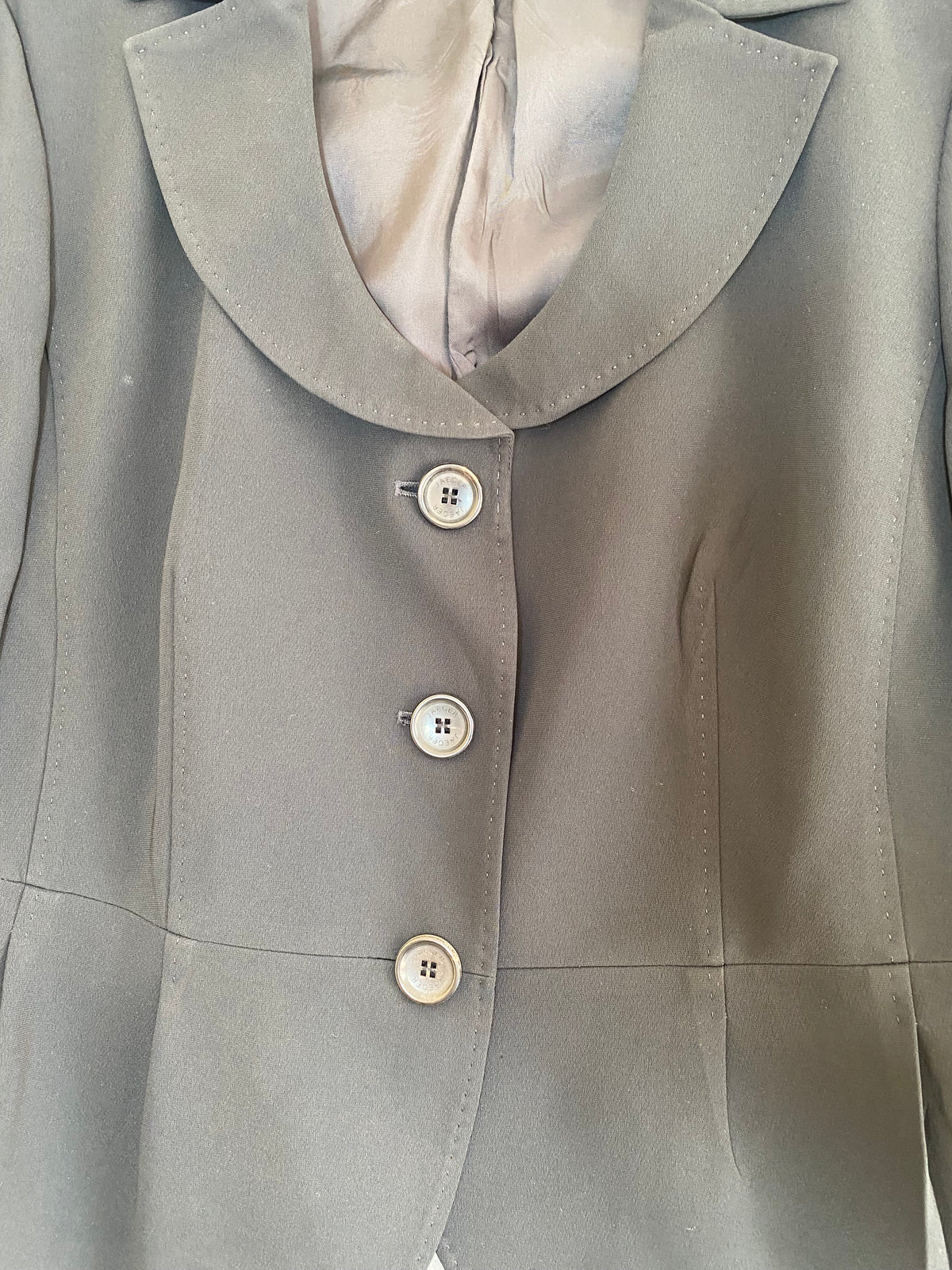 Veste noire Jaeger – col arrondi, basque