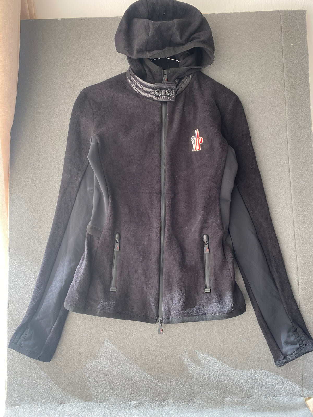 Veste polaire noire à capuche bi-matière