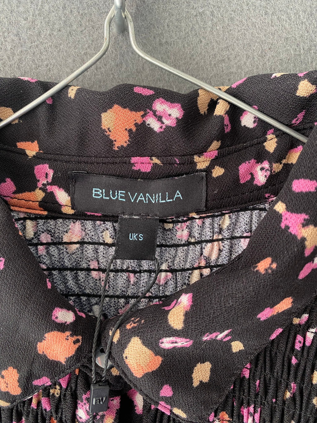 Robe longue noire à confettis et smocks