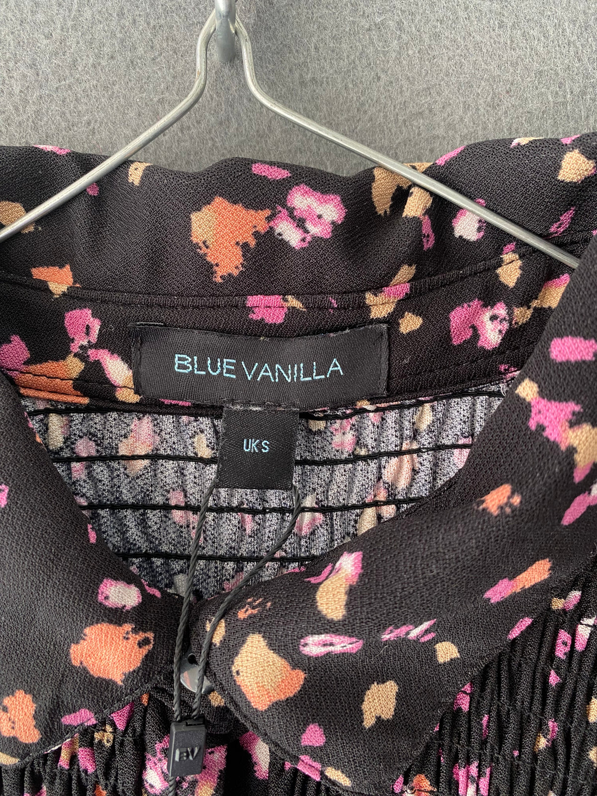 Robe longue noire à confettis et smocks