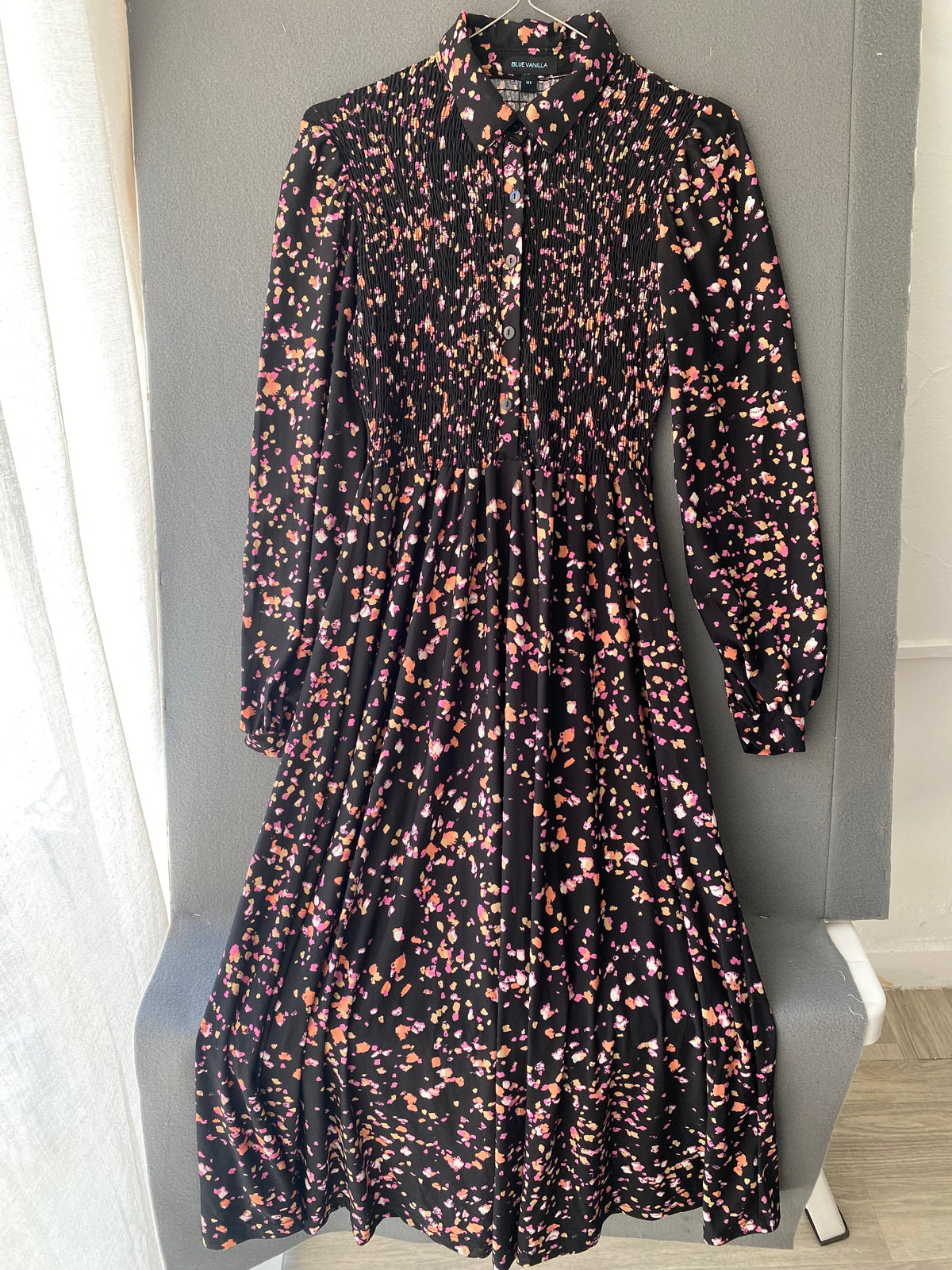 Robe longue noire à confettis et smocks