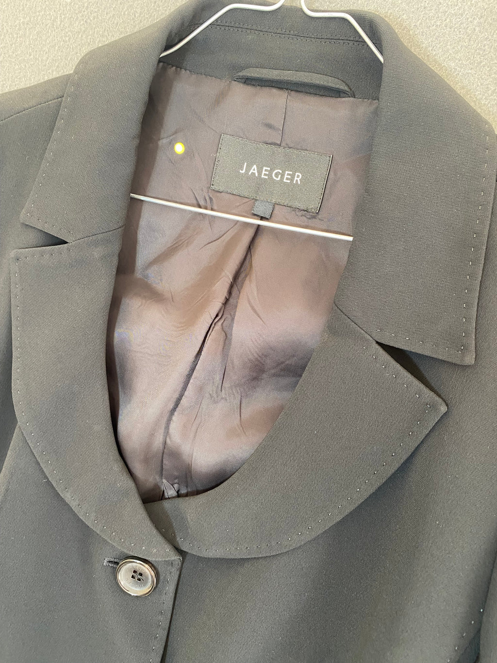 Veste noire Jaeger – col arrondi, basque