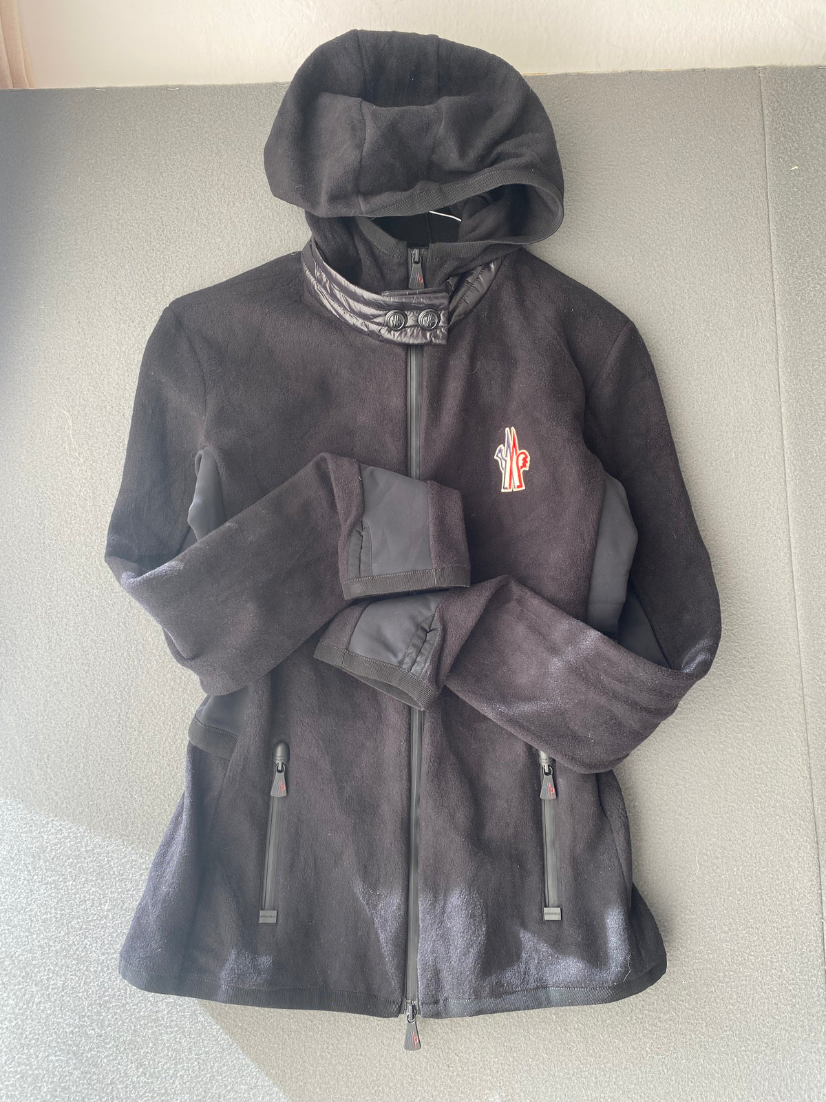 Veste polaire noire à capuche bi-matière