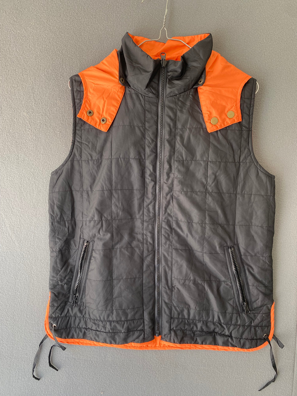 Gilet sans manches noir et orange