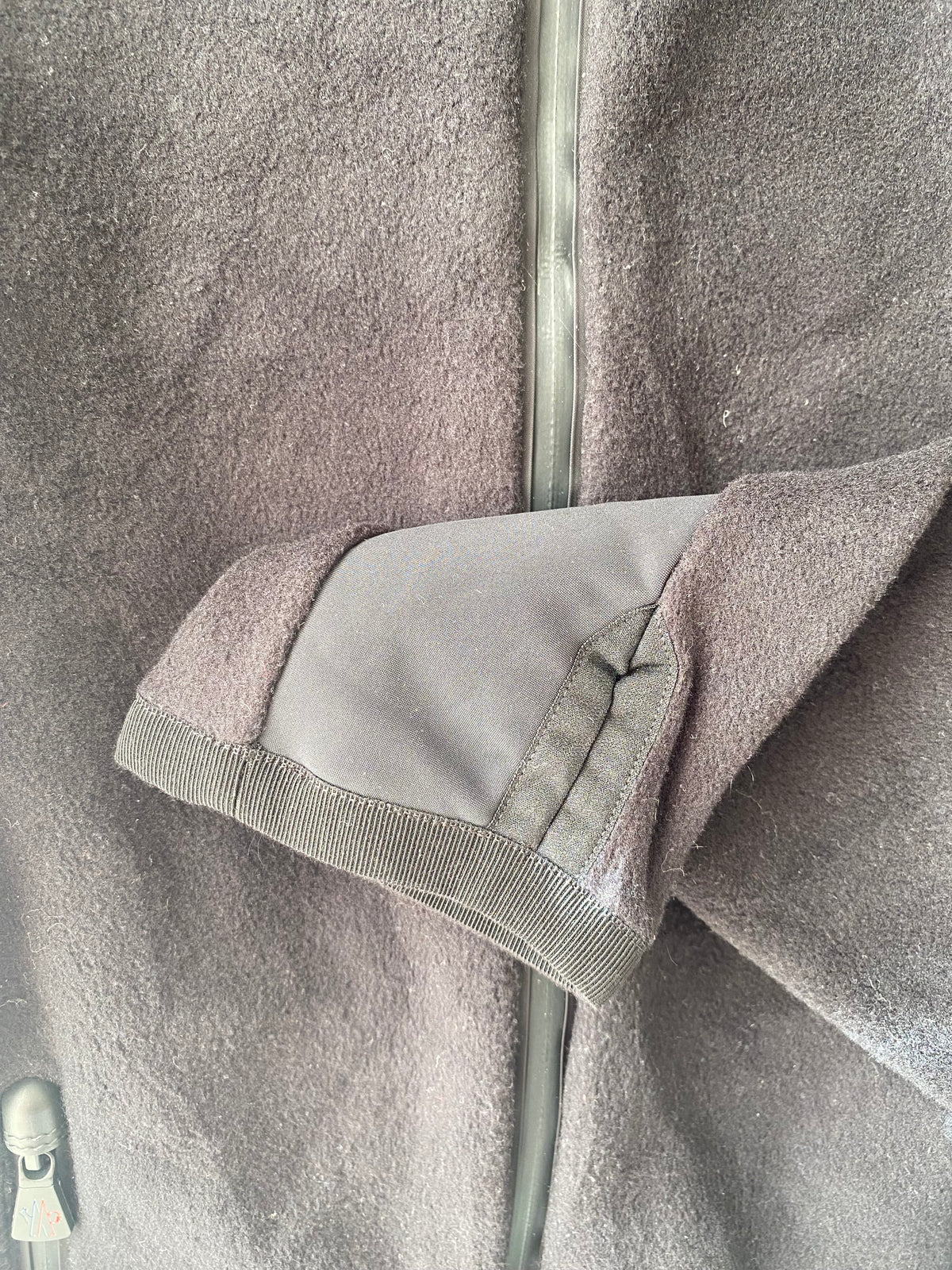 Veste polaire noire à capuche bi-matière