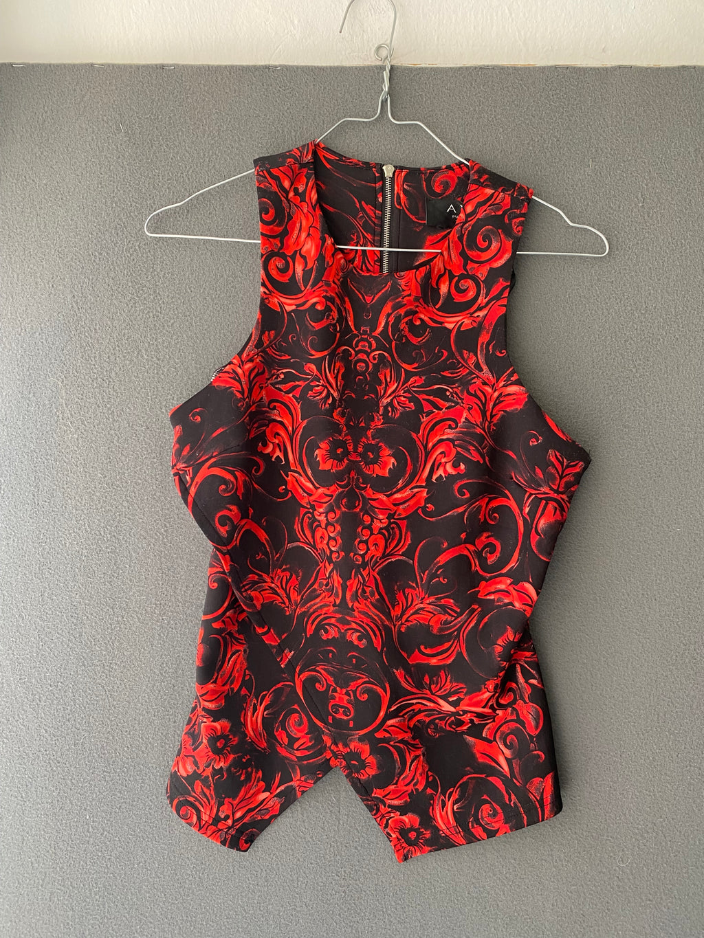 Top baroque rouge et noir sans manches
