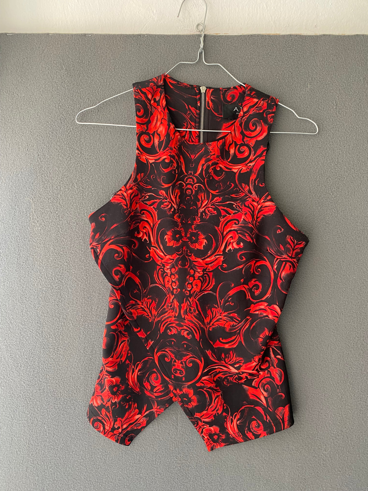 Top baroque rouge et noir sans manches